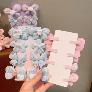Gros plan de pinces à cheveux nœud dégradé mignon avec charmants bobs pour enfants au quotidien.