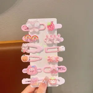 Detailansicht rosa süßer Cartoon Haarklammern Set mit verschiedenen schönen Accessoires.
