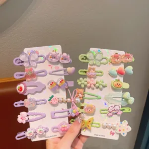 Detail des süßen Cartoon-Haarspangen-Sets mit bunten Schmetterlings- und Bärenmotiven.