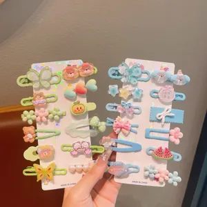 Detailansicht bunter Cartoon Haarspitzen mit niedlichen Schmetterling und Bären Motiven.