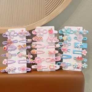 Detaillierte Nahaufnahme bunter Cartoon-Haarspangen-Sets für Kinder mit süßen Motiven.