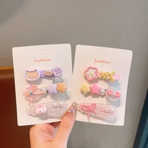 Vista detallada de hermosas pinzas para el cabello coloridas presentadas en cartones.