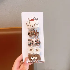 Détail de pinces à cheveux tricotées à carreaux avec motif de chiot pour jolies filles.