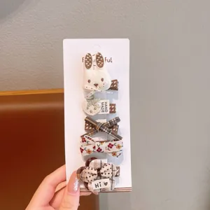 Charmantes pinces a cheveux tricotees avec de jolis motifs de lapins et rubans.