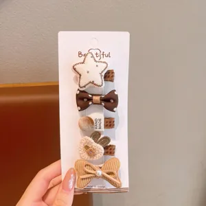 Gros plan détaillé d'un ensemble de pinces à cheveux pour enfants avec nœuds tricotés.