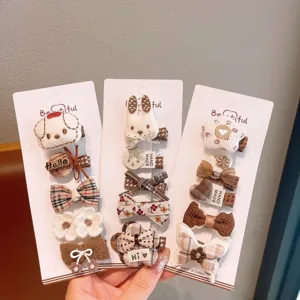 Vue détaillée de jolies pinces à cheveux à carreaux et florales pour filles, fait main.