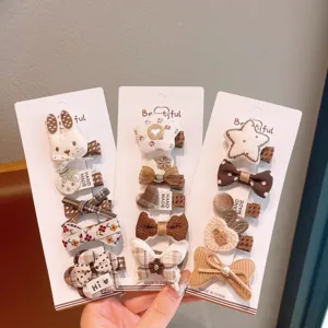 Gros plan des détails de pinces à cheveux et nœuds à carreaux marron sur des cartes.