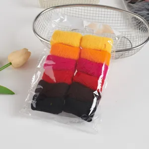 Detailansicht dicker, nahtloser Frottee-Haargummis in bunten Farben, weich und sehr elastisch.