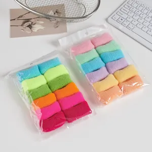 Bunte, nahtlose Frottee Haargummis im Detail, elastische Stoff Haarbänder Nahaufnahme Ansicht.