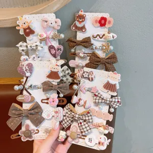 Braune Stoffschleife Haarklammern Set mit süßen Cartoon Bär und Katze für kleine Mädchen.