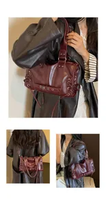 Bordeauxfarbene Motorrad-Stil Ledertasche mit Nieten und stylischen Schnürdetails für Damen.