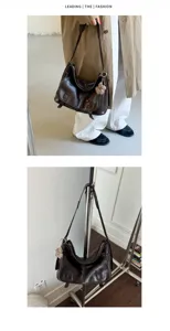 Borsa a spalla minimalista in pelle da donna, borsa hobo morbida vintage con ciondolo.