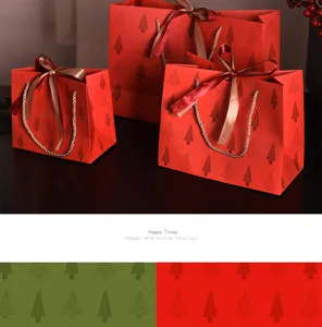 Vintage Luxus Geschenktüten mit Tannenzweigmuster, dickem Papier und eleganten Schleifen.