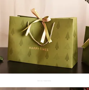 Retro grüne Geschenktüte mit Tannenzapfenmuster, eleganter Schleife und stabilem Henkel.