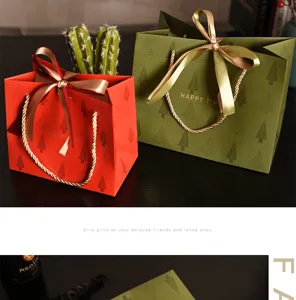Vintage-Geschenkbeutel mit Tannenzweigmuster, dickes Papier, elegante Schleifen für Feste.