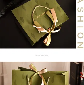 Retro Luxus Geschenktüte mit Tannenzweigmuster und Schleife für festliche Anlässe.