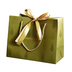 Retro grüne Geschenktüte mit Tannenbaum-Muster und goldener Schleife, Hauptansicht Produkt.