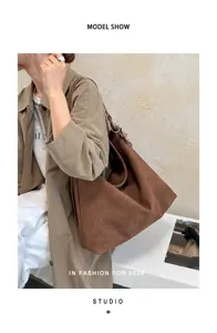 Elegante braune geflochtene Umhängetasche für Damen, klassisches Hobo-Design für Alltag.