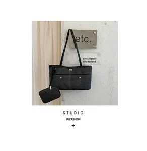 Vue détaillée du sac à bandoulière en denim décontracté élégant avec petite pochette.