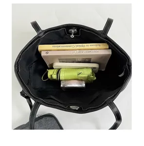 Vue détaillée de l'intérieur du sac cabas en cuir noir avec une grande capacité de rangement.