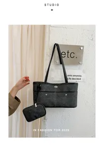Sac à épaule en toile noire pour femme, fourre-tout décontracté avec petite pochette chic.