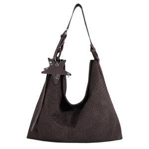 Dunkelbraune geflochtene Leder Hobo Schultertasche mit Sternanhänger lässige Umhängetasche.