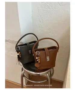 Sac seau rétro en cuir avec serrure métallique et pendentif perlé, sac bandoulière coréen.