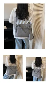 Détail de sac à bandoulière en toile grise, sac à main décontracté avec petite pochette et sangle.