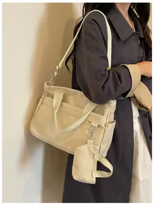 Sac bandoulière en toile décontracté style coréen vue de détail avec brides solides.