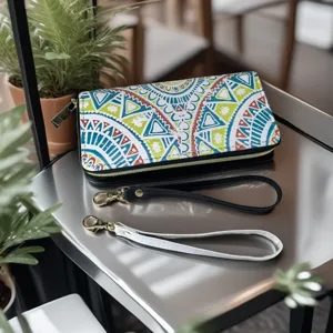 Boho etnische stijl PU lederen lange portemonnee met polsband, geometrische clutch tas.