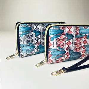 Gedetailleerd overzicht van etnische stijl PU lederen portemonnee clutch met cactusprint.