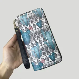 Gedetailleerd overzicht van de lange PU lederen portemonnee in boho-stijl met cactussen en polsband.