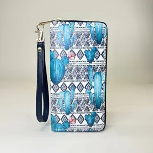 Boho stijl lange PU lederen portemonnee clutch met polsband en blauwe cactus geometrische print.