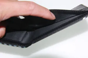 Herren schwarze PU Leder Geldbörse Innendetail zeigt praktische Kartenfächer und Stauraum.