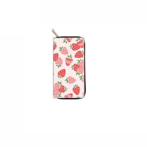 Vue détaillée du long portefeuille zippé avec motif fraise rose mignon et curseur doré élégant.