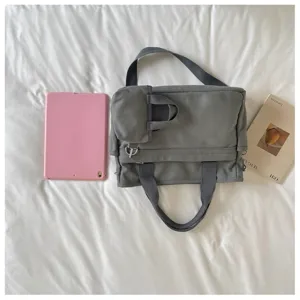 Vue détaillée du sac bandoulière en toile grise, sac à main quotidien polyvalent femme.