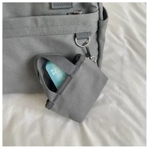 Vue détaillée du sac à main bandoulière en toile grise avec mini pochette et quincaillerie.