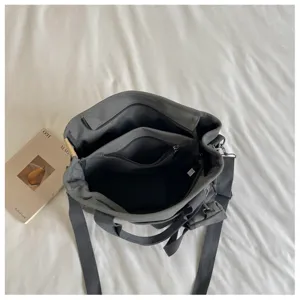 Sac cabas en toile grise vue interieure avec compartiments zippes multiples detail