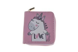Nahaufnahme des rosa PU-Geldbeutels mit niedlichem Einhorn-Design und Reißverschluss.