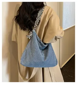 Borsa a tracolla casual in denim con sciarpa a righe, grande borsa tote da donna.