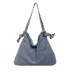 Borsa a tracolla casual in denim da donna con spallacci a righe e decoro a nodi.
