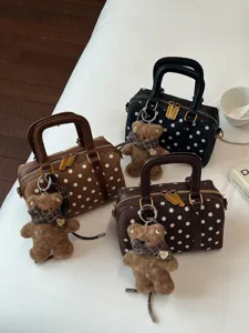Sac Boston à Pois pour Femmes en Cuir PU Sac à Main Petit Sac en Bandoulière Avec Pendentif Ours Sac Quotidien Femme Mode Urbaine