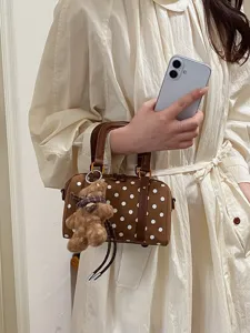 Chic sac bandoulière à pois marron avec charm d'ourson mignon, sac à main élégant.