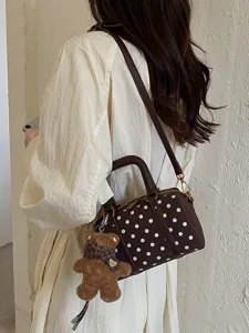 Sac à bandoulière chic à pois marron pour femme, sac à main élégant avec charmante peluche d'ours.