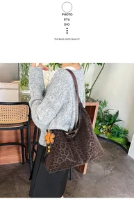 Braune Damen Schultertasche mit Leopardenmuster Detailansicht, lässige Freizeittasche