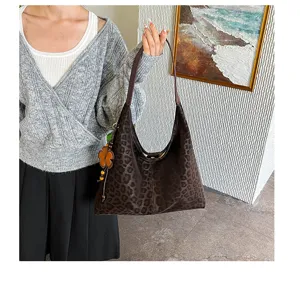 Schicke Damen Schultertasche mit Leopardenmuster, große lässige Alltagstasche für Frauen.
