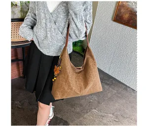 Detaillierte Nahaufnahme der stilvollen braunen Leopardenmuster Schultertasche für Damen.