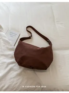 Bruine vintage suède hobo schoudertas voor dames, stijlvolle minimalistische crossbody tas.