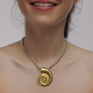 Primo piano dettagliato dell'elegante ciondolo con conchiglia ammonite oro su catena.