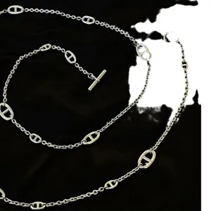 Lunga collana con catena naso di maiale argentata con chiusura OT, elegante gioiello in acciaio.